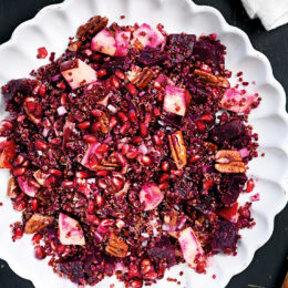 Quinoasallad med rödbeta och pekannötter