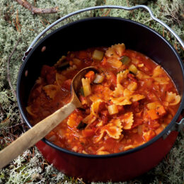 Vegetarisk  Minestronesoppa med röda linser