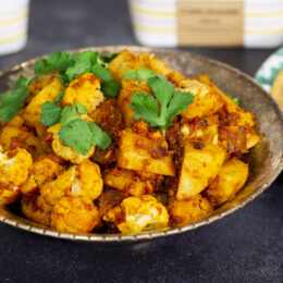 Äkta indisk aloo gobi (med indisk croissant)