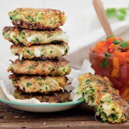 Vegetariska zucchiniplättar med salsa