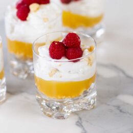 Snabb cheesecake i glas med lemon curd