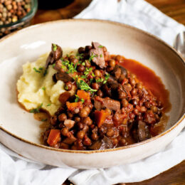 Rödvinsgryta med rättviksärt