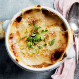 Julia Childs franska löksoppa – Soupe a l’oignon (vegetarisk)