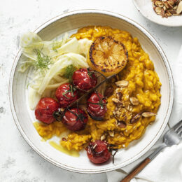 Saffransrisotto med ljumma tomater och krispig fänkål