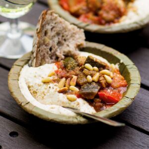 Vit citronbönhummus med ratatouille