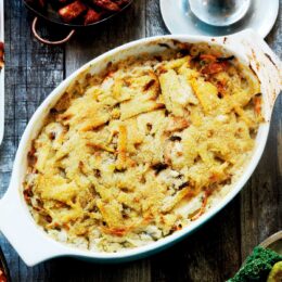 Vegetarisk Janssons frestelse med blandade rotfrukter