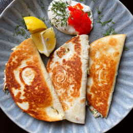 Vegetariska quesadillas med rökt tofu och tångkaviar