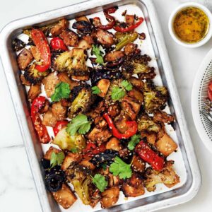Vegetarisk Sesamplåt med vegobitar och nudlar