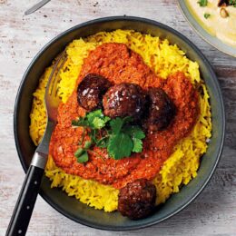 Kryddiga vegetariska vegobollar med valnötsromesco