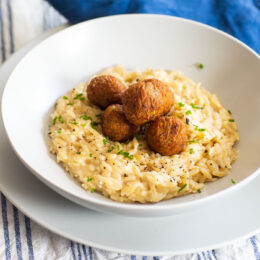 Krämig risoni cacio e pepe med vegobullar