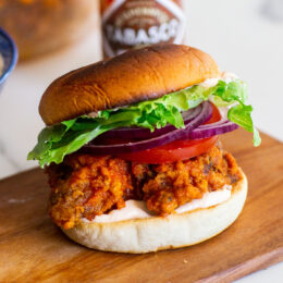 Friterad blomkålsburgare med Buffalo Hot Sauce