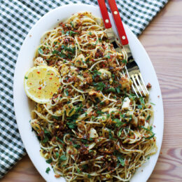 Citronpasta med rostade kronärtskockor och pistagekrisp