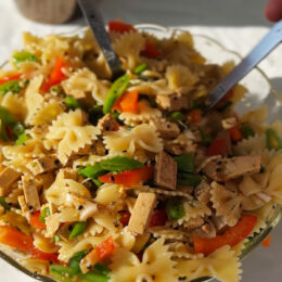 Pastasallad med sweet chili-dressing