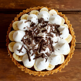 Chokladpaj med banan och vispad grädde