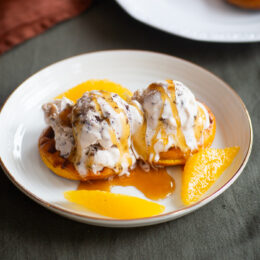 Våfflade saffransbullar med kolasås