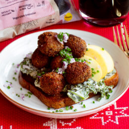 Macka med vegobullar och stuvad grönkål