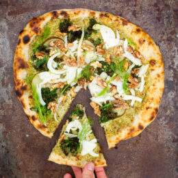 Pizza med örtpesto, päron, valnöt och picklad fänkål
