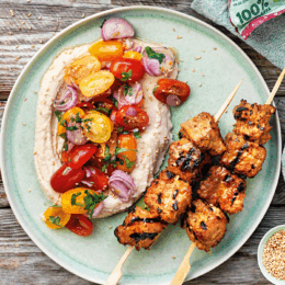 Grillspett med asiatisk bönröra och picklade tomater